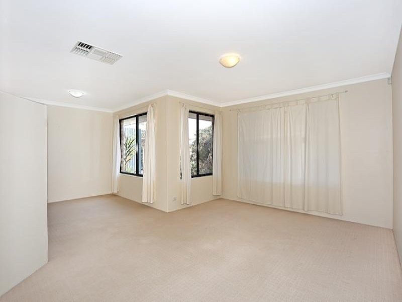 24 Daydream Plaza, Halls Head WA 6210