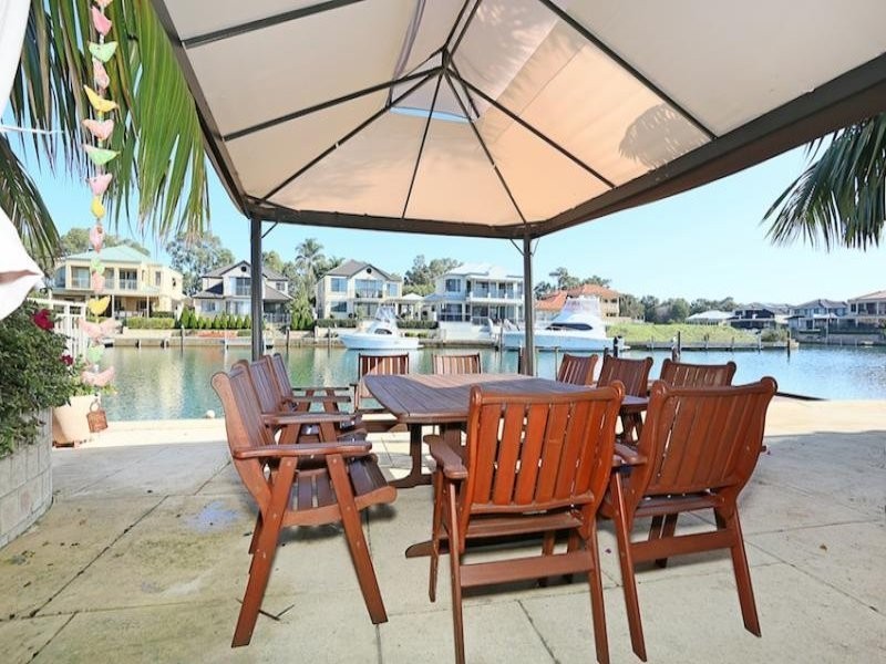 25 Aztec island Retreat, Halls Head WA 6210