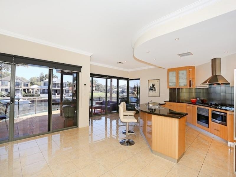 25 Aztec island Retreat, Halls Head WA 6210