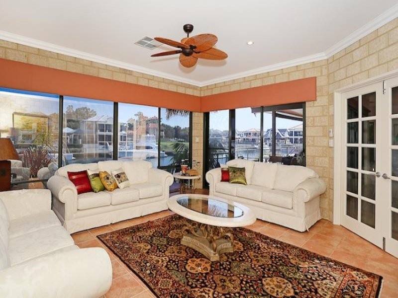 25 Aztec island Retreat, Halls Head WA 6210