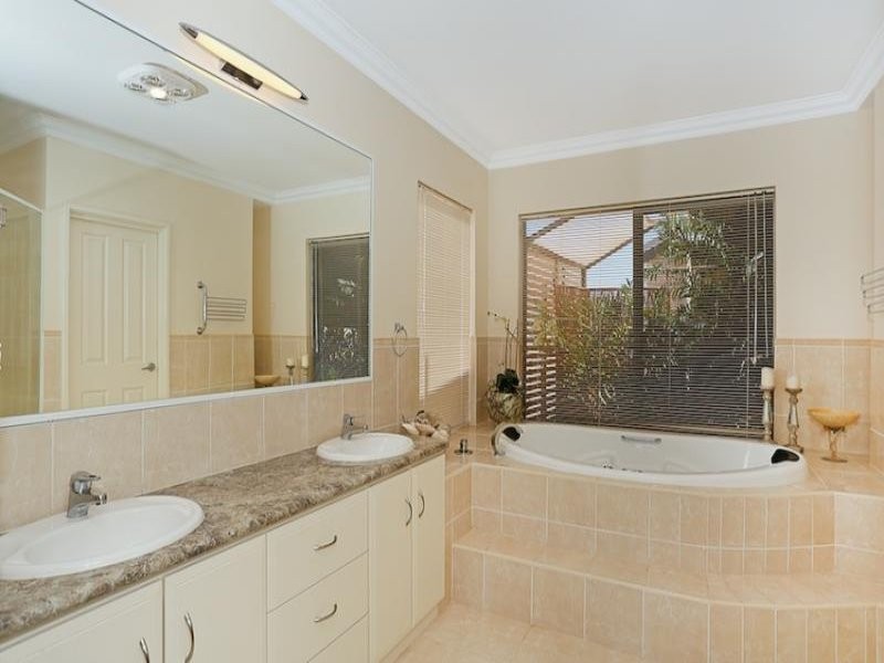 25 Aztec island Retreat, Halls Head WA 6210