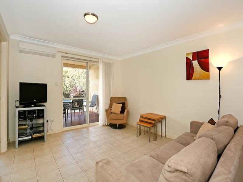 2/1 Lakes Crescent, South Yunderup WA 6208