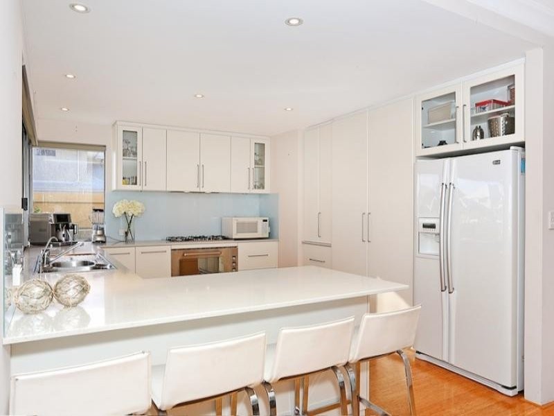 36 Leisure Way, Halls Head WA 6210