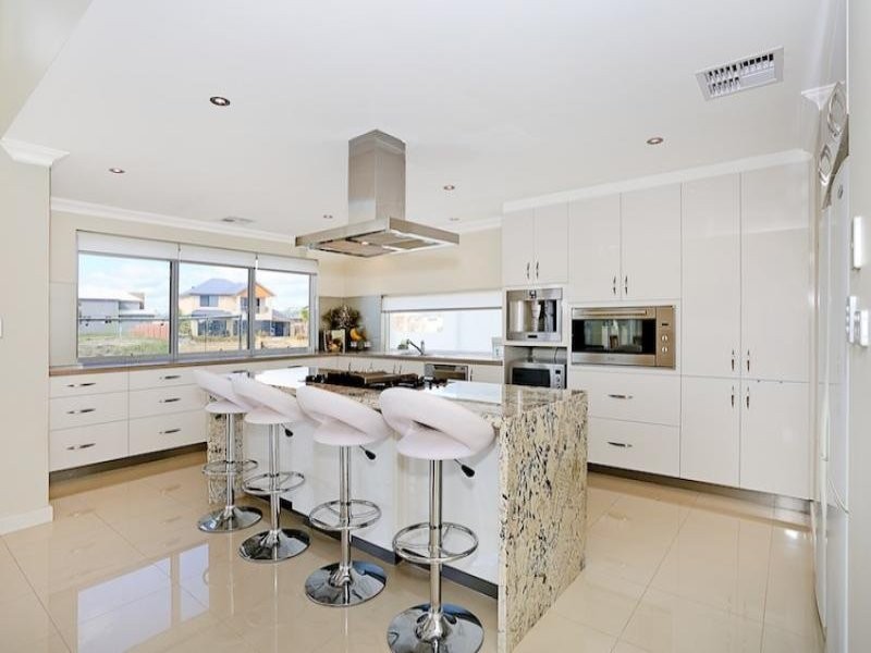 27 Gael Place, Dudley Park WA 6210