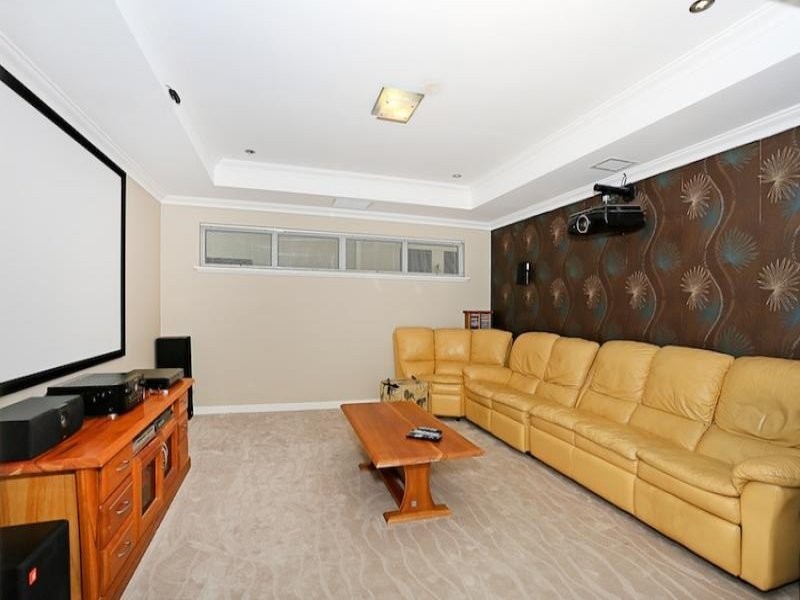 27 Gael Place, Dudley Park WA 6210