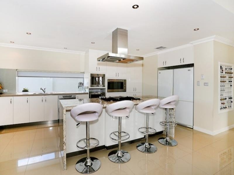 27 Gael Place, Dudley Park WA 6210