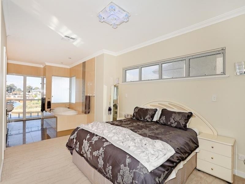 27 Gael Place, Dudley Park WA 6210