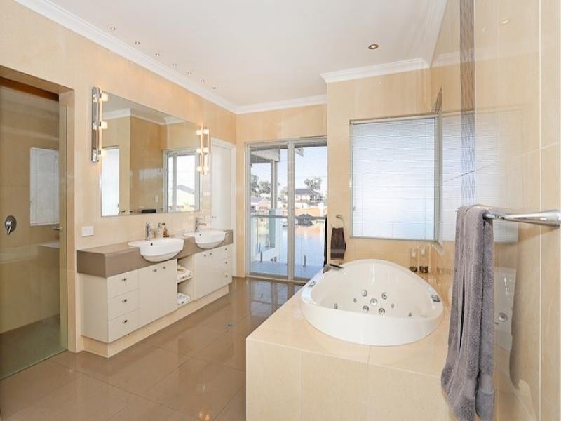 27 Gael Place, Dudley Park WA 6210