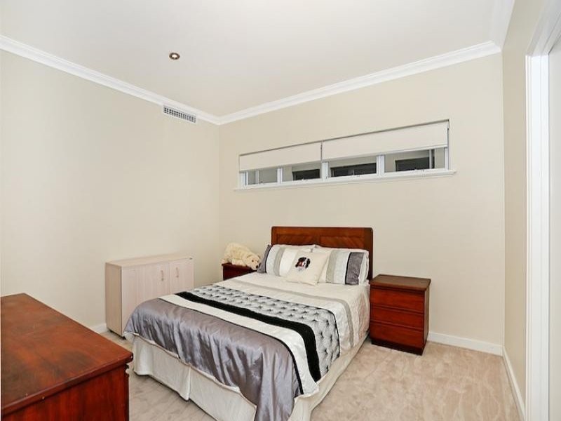 27 Gael Place, Dudley Park WA 6210