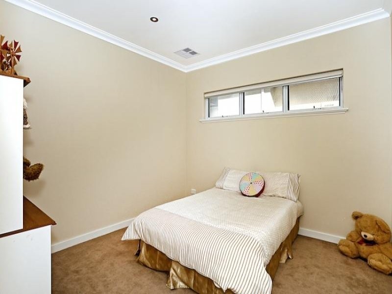 27 Gael Place, Dudley Park WA 6210