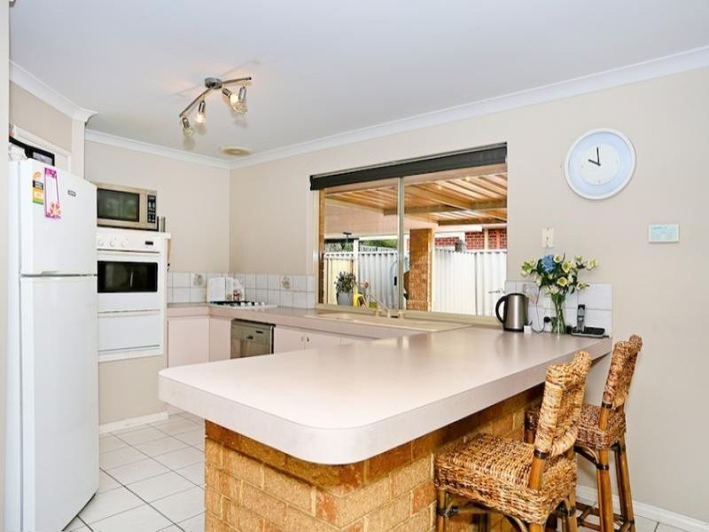 6 Lambourne Place, Halls Head WA 6210