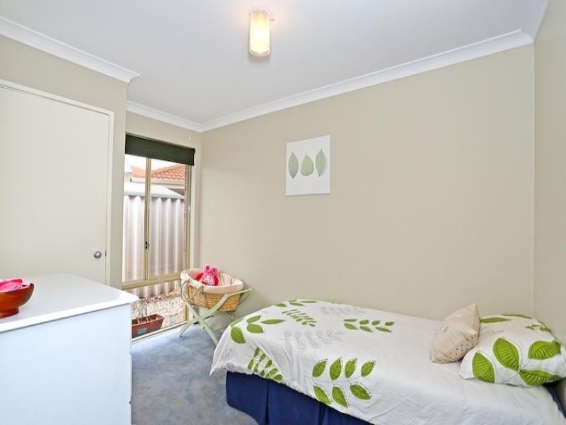 6 Lambourne Place, Halls Head WA 6210