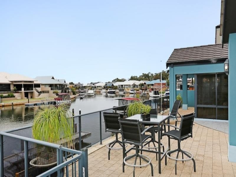12 Syrenka Turn, Halls Head WA 6210
