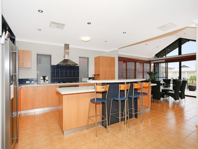 12 Syrenka Turn, Halls Head WA 6210