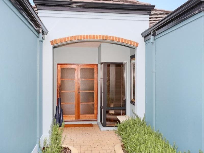 12 Syrenka Turn, Halls Head WA 6210