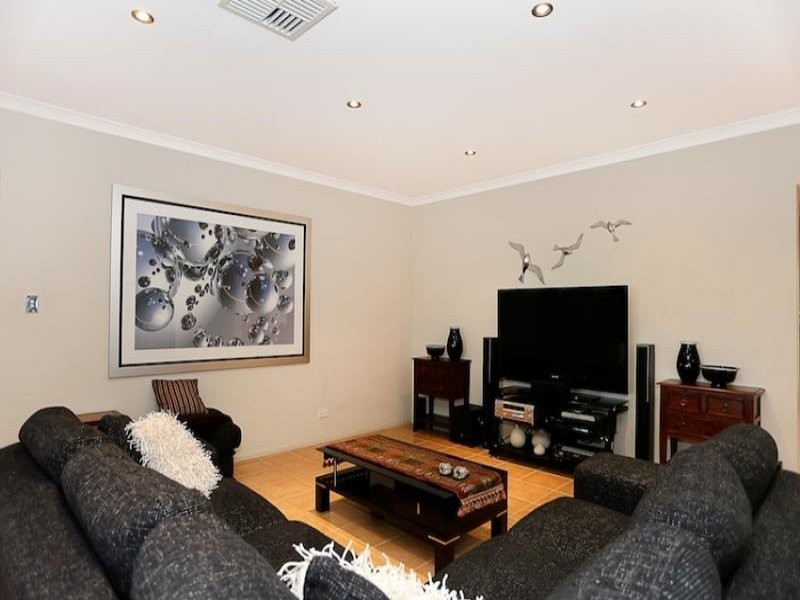12 Syrenka Turn, Halls Head WA 6210