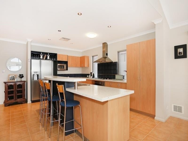 12 Syrenka Turn, Halls Head WA 6210