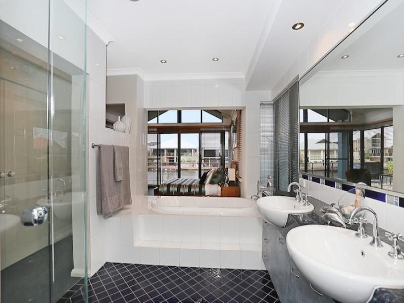 12 Syrenka Turn, Halls Head WA 6210