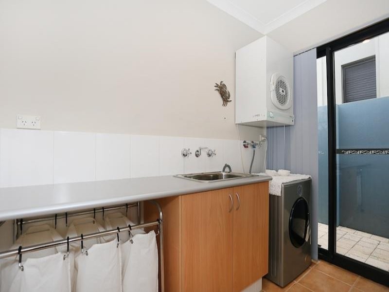 12 Syrenka Turn, Halls Head WA 6210