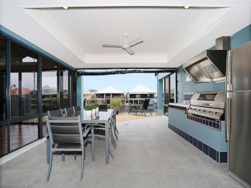 12 Syrenka Turn, Halls Head WA 6210