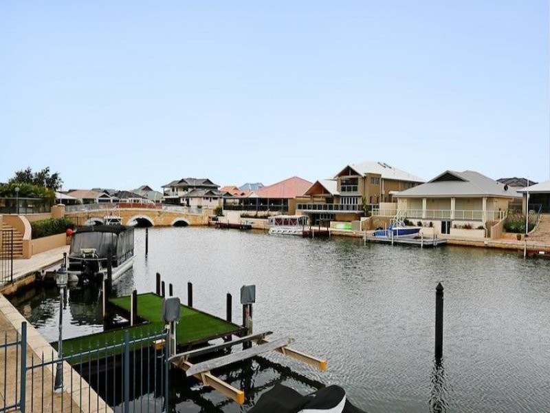 12 Syrenka Turn, Halls Head WA 6210