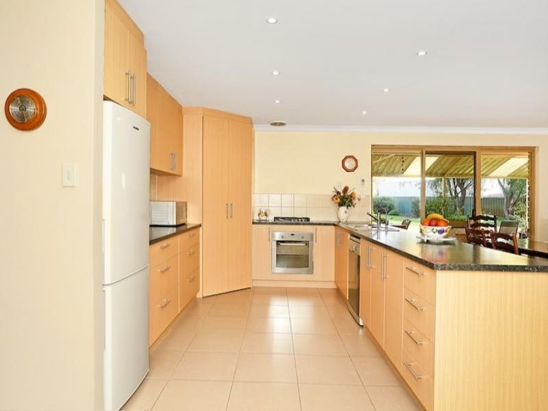 6 Bardoc Way, Greenfields WA 6210