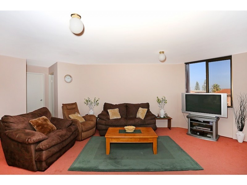 8/6A Valley Road, Halls Head WA 6210