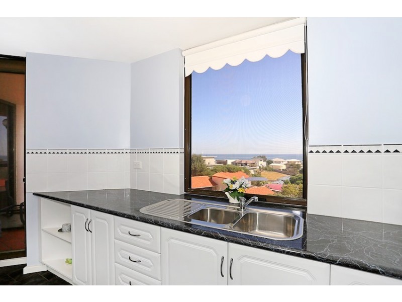 8/6A Valley Road, Halls Head WA 6210