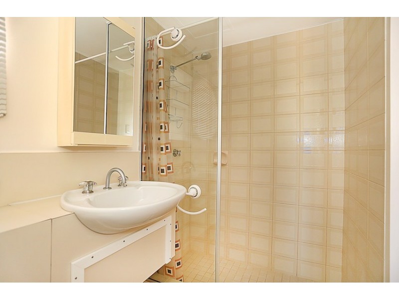 8/6A Valley Road, Halls Head WA 6210