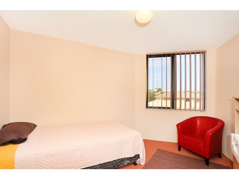 8/6A Valley Road, Halls Head WA 6210