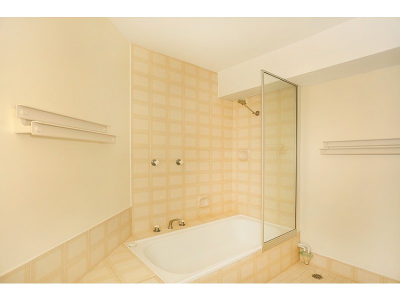 8/6A Valley Road, Halls Head WA 6210