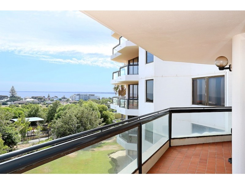 8/6A Valley Road, Halls Head WA 6210
