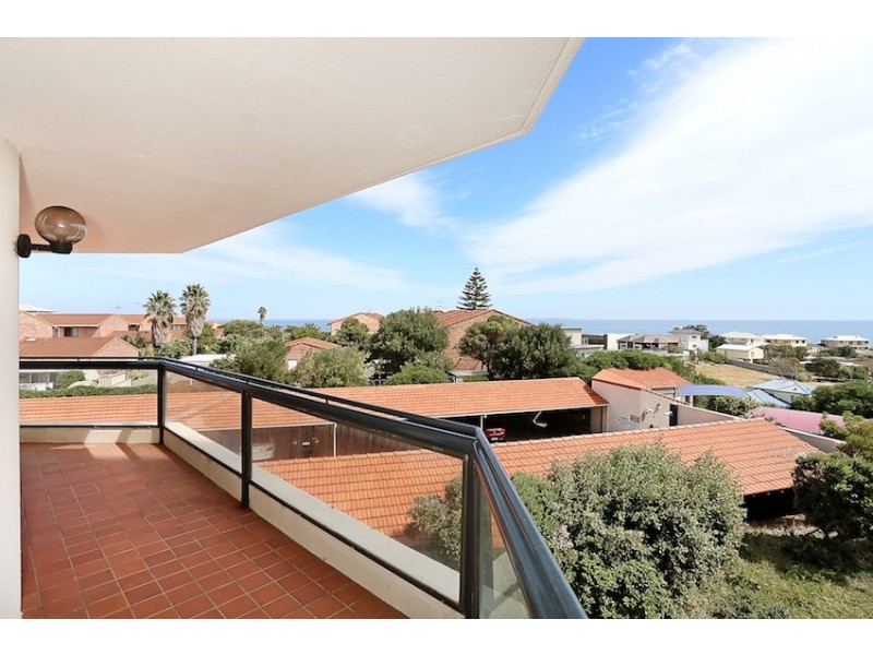 8/6A Valley Road, Halls Head WA 6210