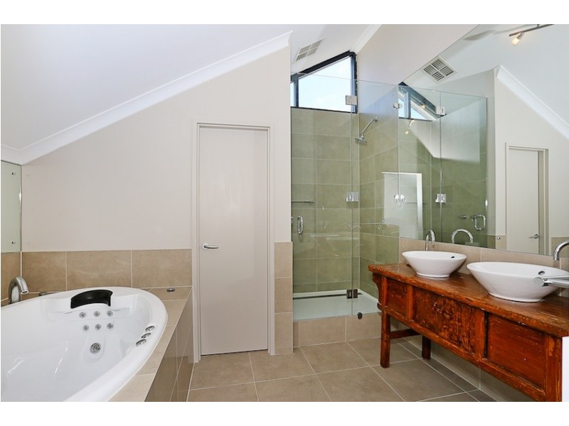 25 Genevieve Court, Halls Head WA 6210