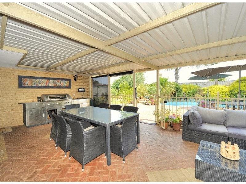 51 Oaklands Avenue, Halls Head WA 6210