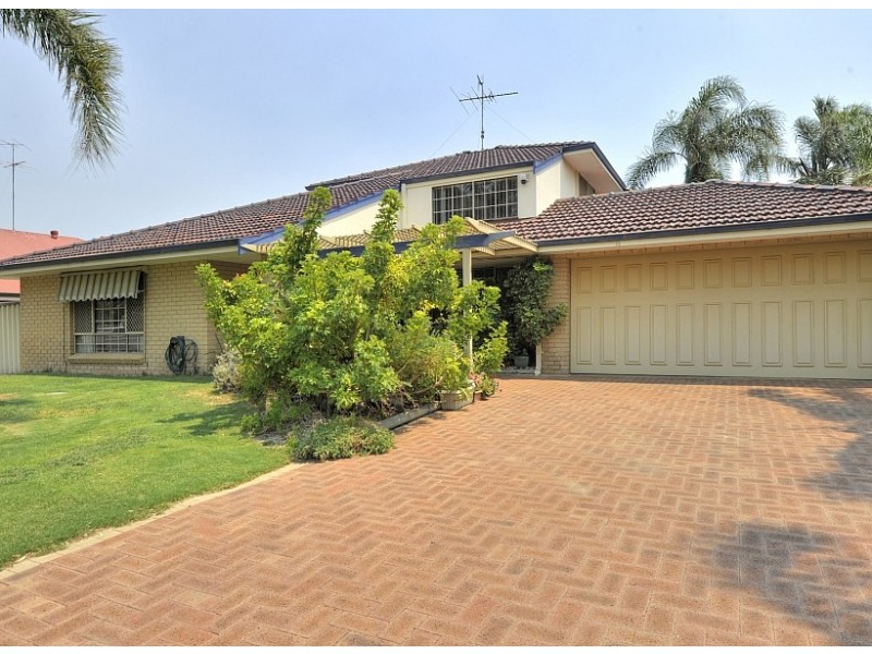 51 Oaklands Avenue, Halls Head WA 6210