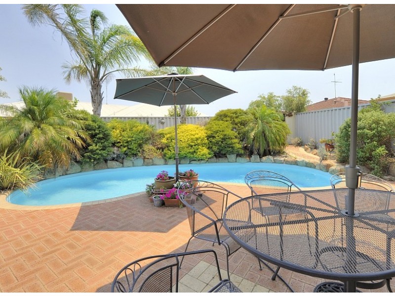 51 Oaklands Avenue, Halls Head WA 6210