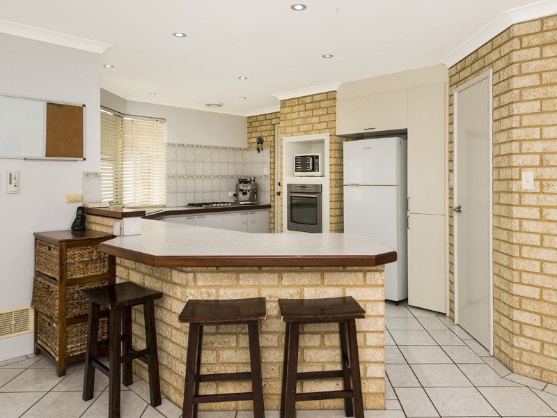 44 Floribunda Avenue, Halls Head WA 6210