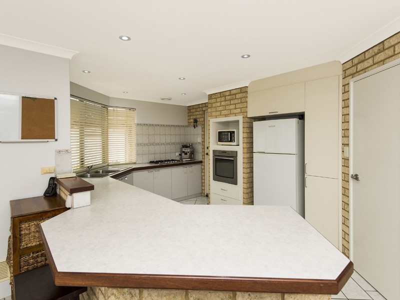 44 Floribunda Avenue, Halls Head WA 6210