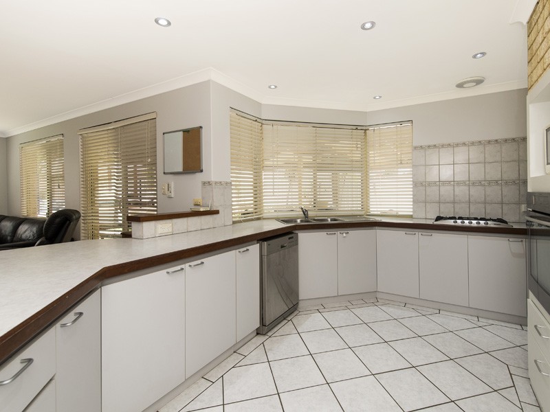 44 Floribunda Avenue, Halls Head WA 6210