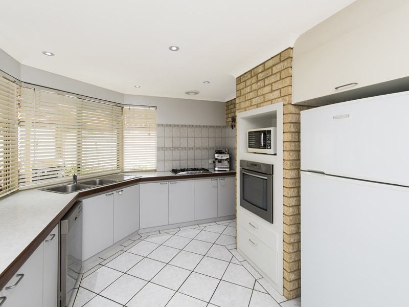 44 Floribunda Avenue, Halls Head WA 6210