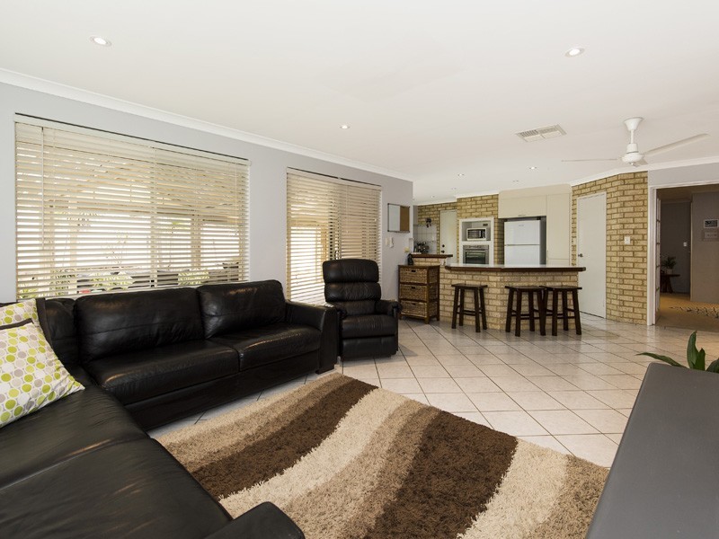 44 Floribunda Avenue, Halls Head WA 6210