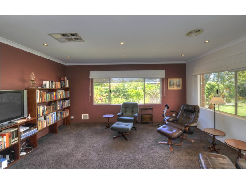 6 Napier Close, Halls Head WA 6210