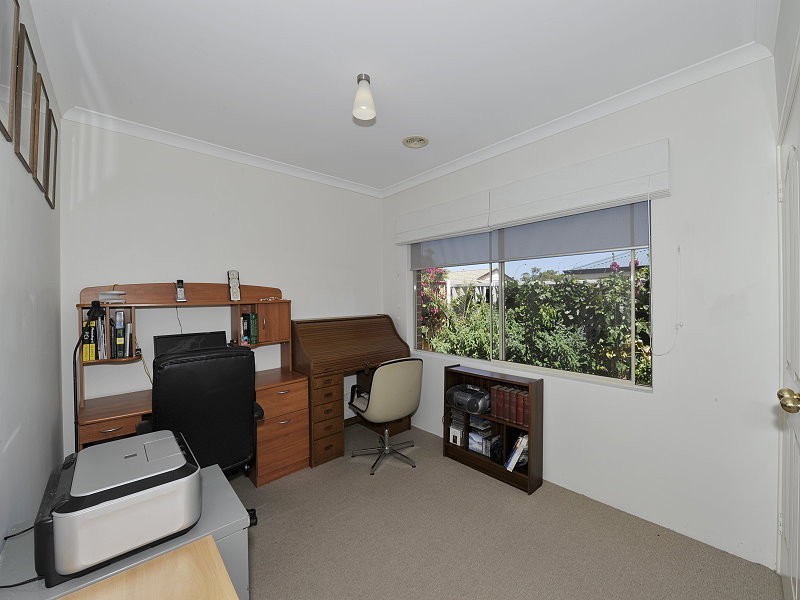 6 Napier Close, Halls Head WA 6210