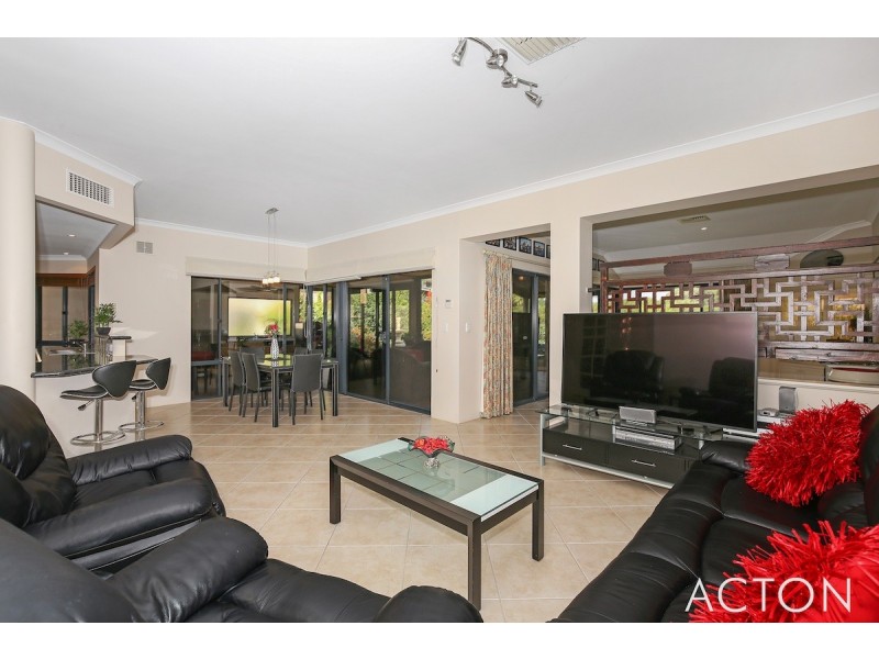 15 Fairborn Retreat, Meadow Springs WA 6210