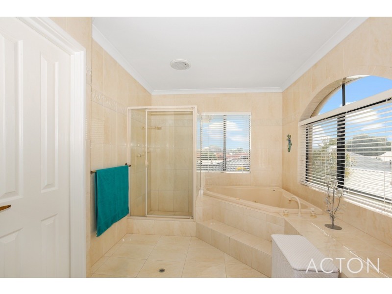 15 Fairborn Retreat, Meadow Springs WA 6210