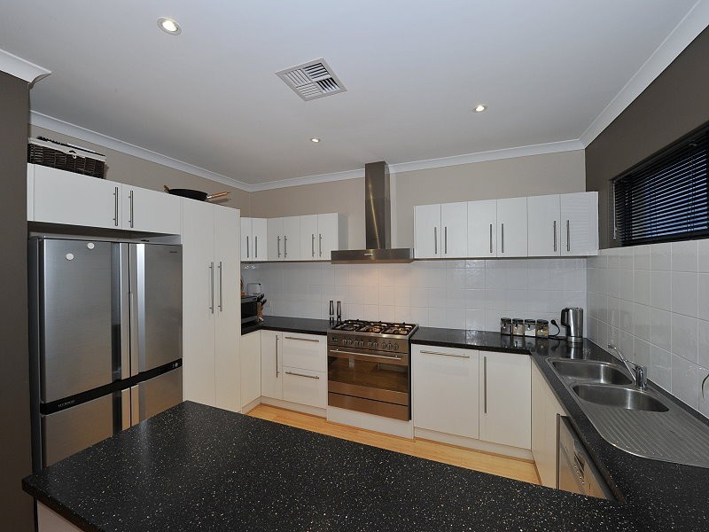 24 Sugarwood Terrace, Halls Head WA 6210