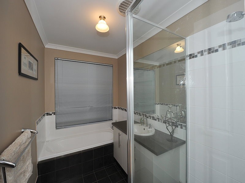 24 Sugarwood Terrace, Halls Head WA 6210