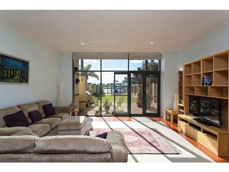 1/10 Waterside Drive, Dudley Park WA 6210