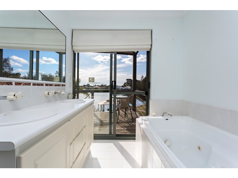 1/10 Waterside Drive, Dudley Park WA 6210